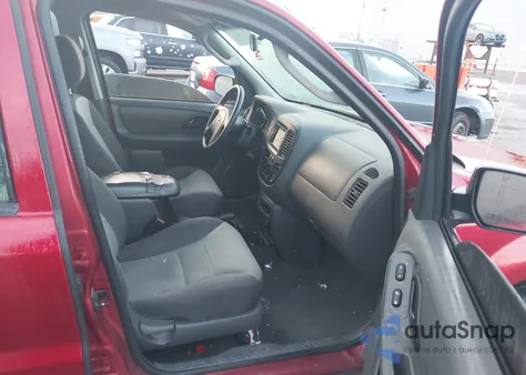 2004 Ford Escape Xls z USA, uszkodzony, nr VIN 1FMYU02104KA14774